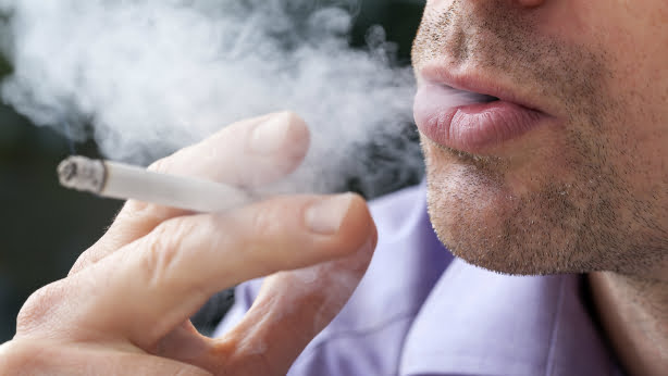 Madres fumadoras, niños con mala salud y ambientes libres de humo en casa